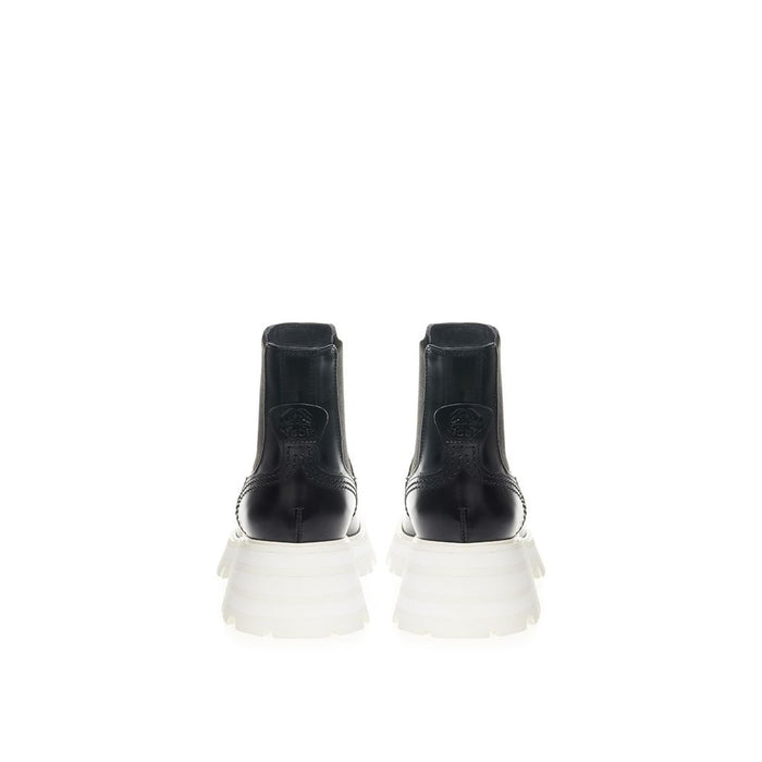 Alexander McQueen Elegant Leather Boots in Timeless Black